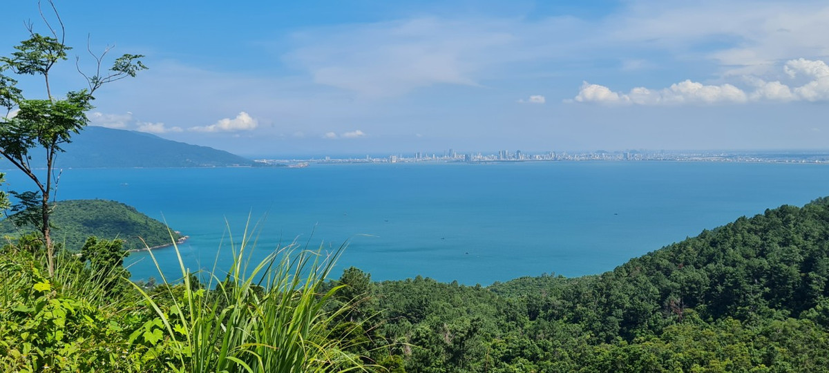Nhìn sang hướng này, Thành phố Đà Nẵng hiện lên mờ ảo giữa biển trời.