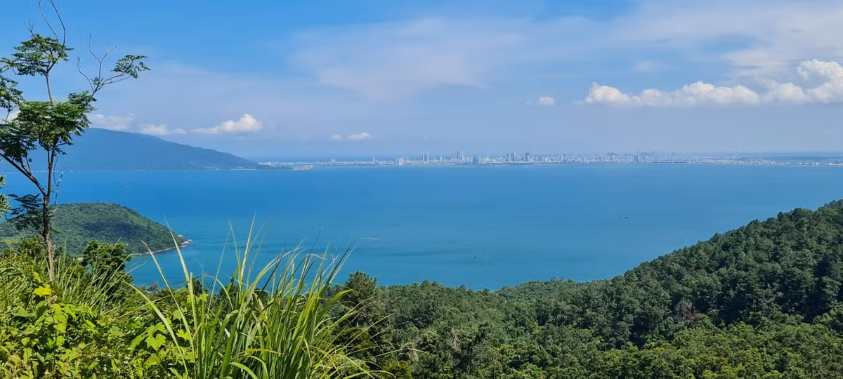 Nhìn sang hướng này, Thành phố Đà Nẵng hiện lên mờ ảo giữa biển trời.