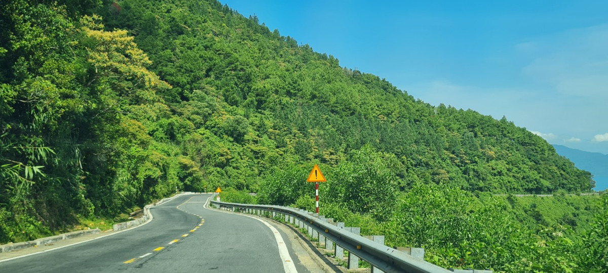 Những cung đường uốn lượn, quanh co như dòng suối chảy mềm mại.