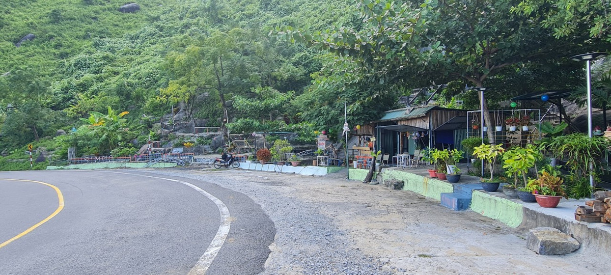 Một dãy hàng quán ven đường để phục vụ du khách.