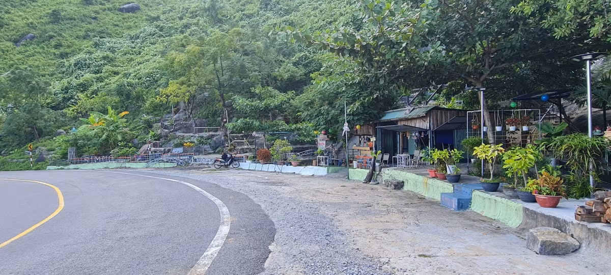 Một dãy hàng quán ven đường để phục vụ du khách.