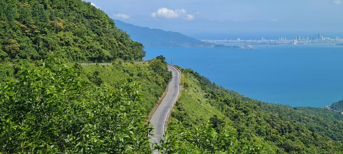 Hai bên cung đèo là rừng núi và đại dương bao la. Gần phía chân đèo phóng tầm mắt ra xa, ẩn hiện trong lớp sương giăng mờ là thành phố Đà Nẵng và thị trấn Lăng Cô (huyện Phú Lộc, tỉnh Thừa Thiên Huế) thơ mộng. 