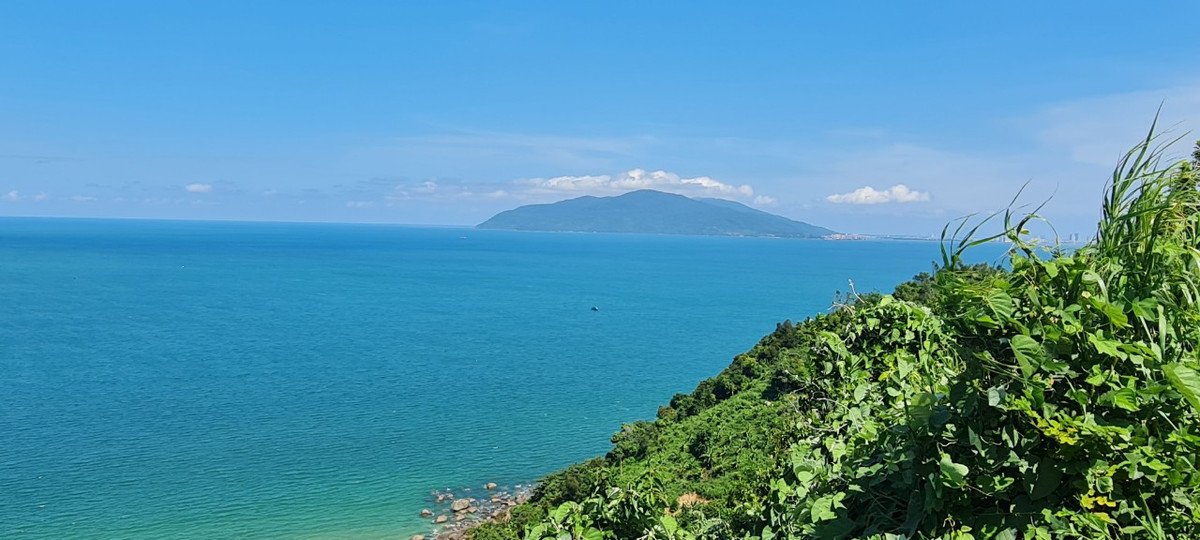 Bên kia đèo là thị trấn Lăng Cô, nơi có Vịnh Lăng Cô, một trong những vịnh đẹp nhất tại Việt Nam. &gt;&gt;&gt; Mời độc giả xem thêm video Va chạm trên đèo Bảo Lộc, tài xế xe tải bị đánh: