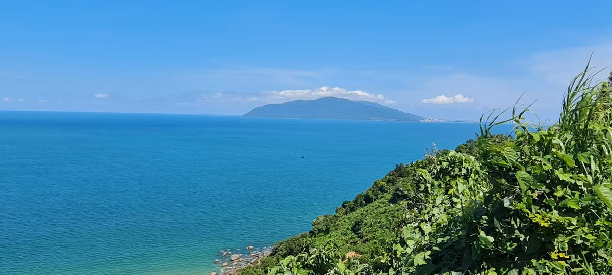 Bên kia đèo là thị trấn Lăng Cô, nơi có Vịnh Lăng Cô, một trong những vịnh đẹp nhất tại Việt Nam. >>> Mời độc giả xem thêm video Va chạm trên đèo Bảo Lộc, tài xế xe tải bị đánh: