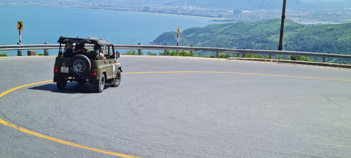 Những chiếc xe địa hình đưa du khách nước ngoài khám phá cung đèo ven biển đẹp nhất Việt Nam.