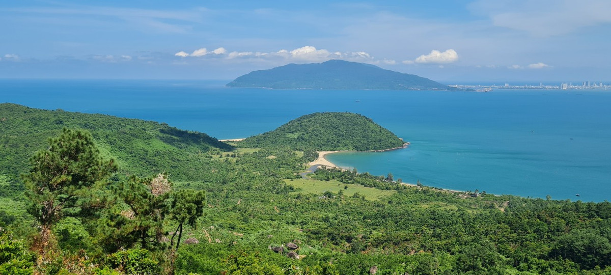 Với địa thế lạ mắt và hoang sơ, bạn sẽ có những tấm ảnh cực chill khi ghé thăm cung đèo này.