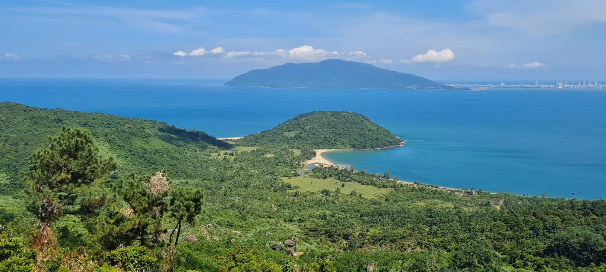 Với địa thế lạ mắt và hoang sơ, bạn sẽ có những tấm ảnh cực chill khi ghé thăm cung đèo này.