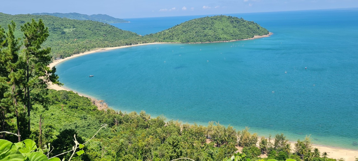 Xa xa là Làng Vân, một ngôi làng nhỏ nằm nép dưới chân đèo Hải Vân, biệt lập với thành phố Đà Nẵng.
