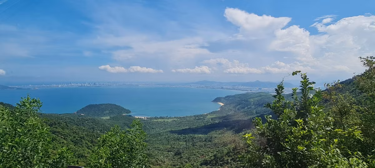 Những đám mây trôi lang thang tạo thành một bức tranh thủy mặc, chấm phá ảo diệu.