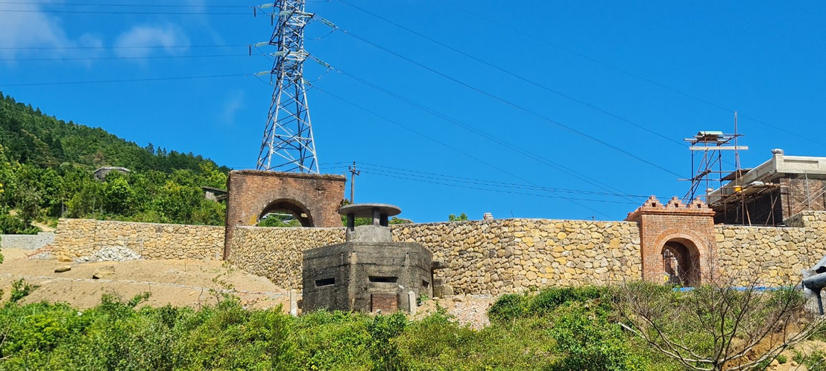 Nằm trên đỉnh đèo Hải Vân, Hải Vân Quan là một cửa ải vẫn còn rõ dấu tích. Dưới thời Nguyễn, đây là cửa ngõ quan trọng vào kinh đô Huế từ phía Nam. Vào thế kỉ 15, vua Lê Thánh Tông đã đặt chân tới đây. Ngạc nhiên trước vẻ đẹp hùng vĩ của đất trời, vua đặt cho cái tên “Đệ Nhất Hùng Quan”.