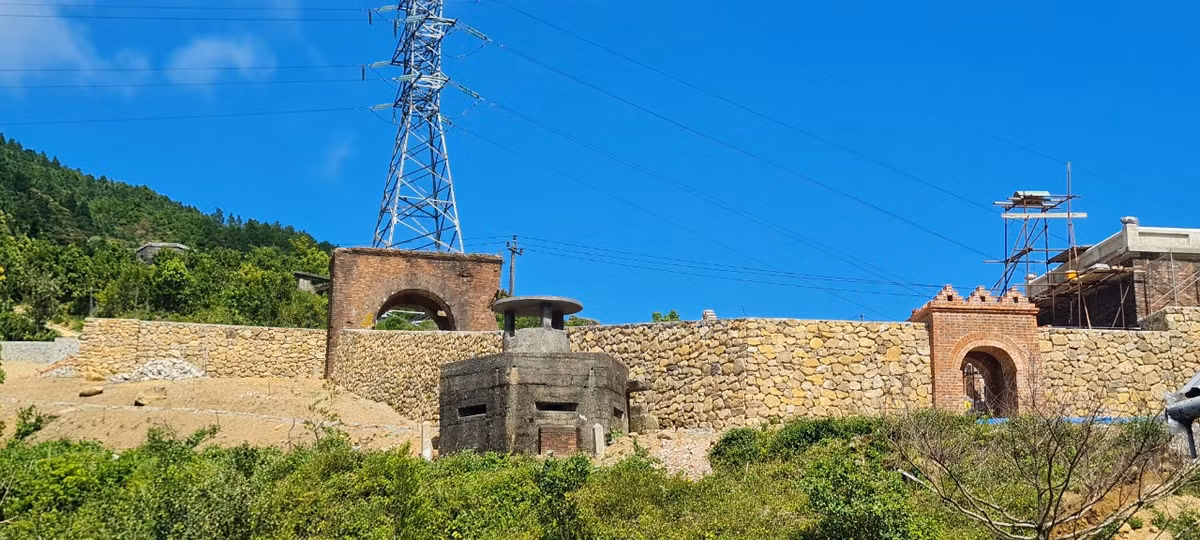 Nằm trên đỉnh đèo Hải Vân, Hải Vân Quan là một cửa ải vẫn còn rõ dấu tích. Dưới thời Nguyễn, đây là cửa ngõ quan trọng vào kinh đô Huế từ phía Nam. Vào thế kỉ 15, vua Lê Thánh Tông đã đặt chân tới đây. Ngạc nhiên trước vẻ đẹp hùng vĩ của đất trời, vua đặt cho cái tên “Đệ Nhất Hùng Quan”.