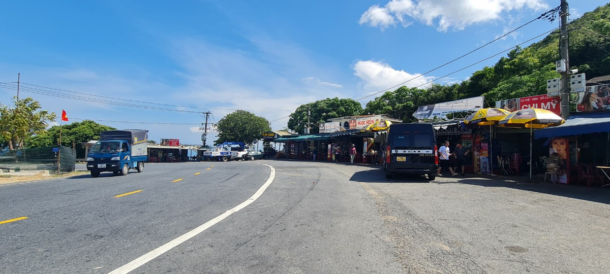 ơi đây là điểm du khách dừng chân nghỉ ngơi, thư giãn, cùng chiêm ngưỡng vẻ đẹp kỳ vĩ của thiên nhiên.