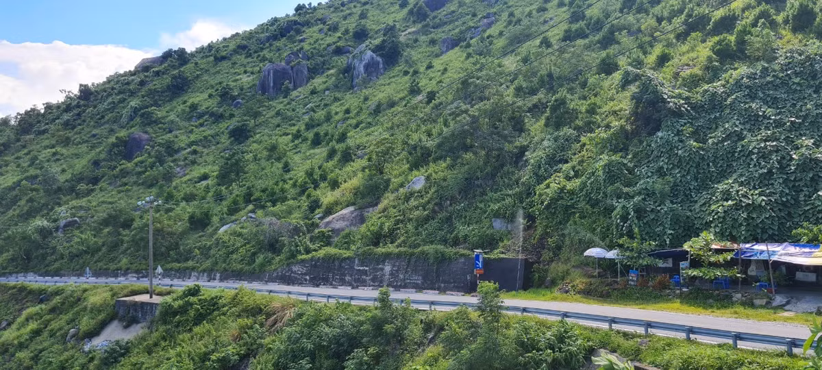 Cung đường đèo Hải Vân chênh vênh, nhiều khúc khuỷu, chạy uốn lượn ôm theo triền núi.