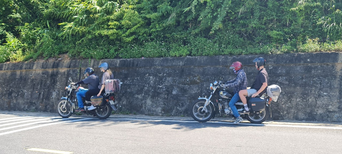 hông khó để bắt gặp những du khách đam mê đi "phượt" bằng xe máy trên cung đèo này.