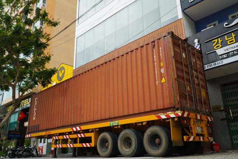Nhiều nhà hàng, khách sạn bỏ tiền triệu thuê xe container đậu trước cửa để chống bão.