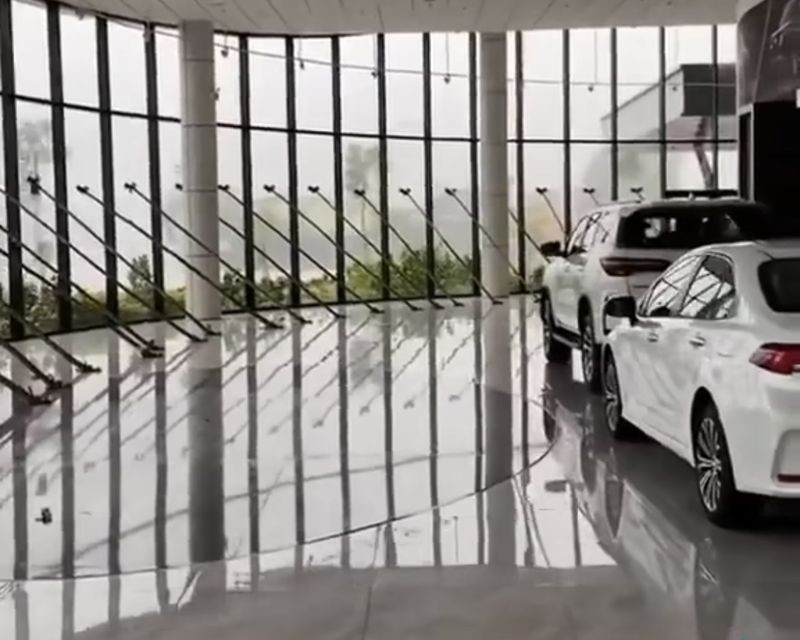 Độc đáo hơn, một showroom ô tô đã dùng 70 thanh gỗ chống để bảo vệ cửa kính từ bên trong.