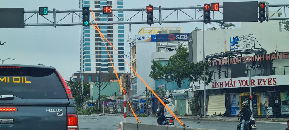 Trụ đèn giao thông được neo buộc chắc chắn phòng gió giật.