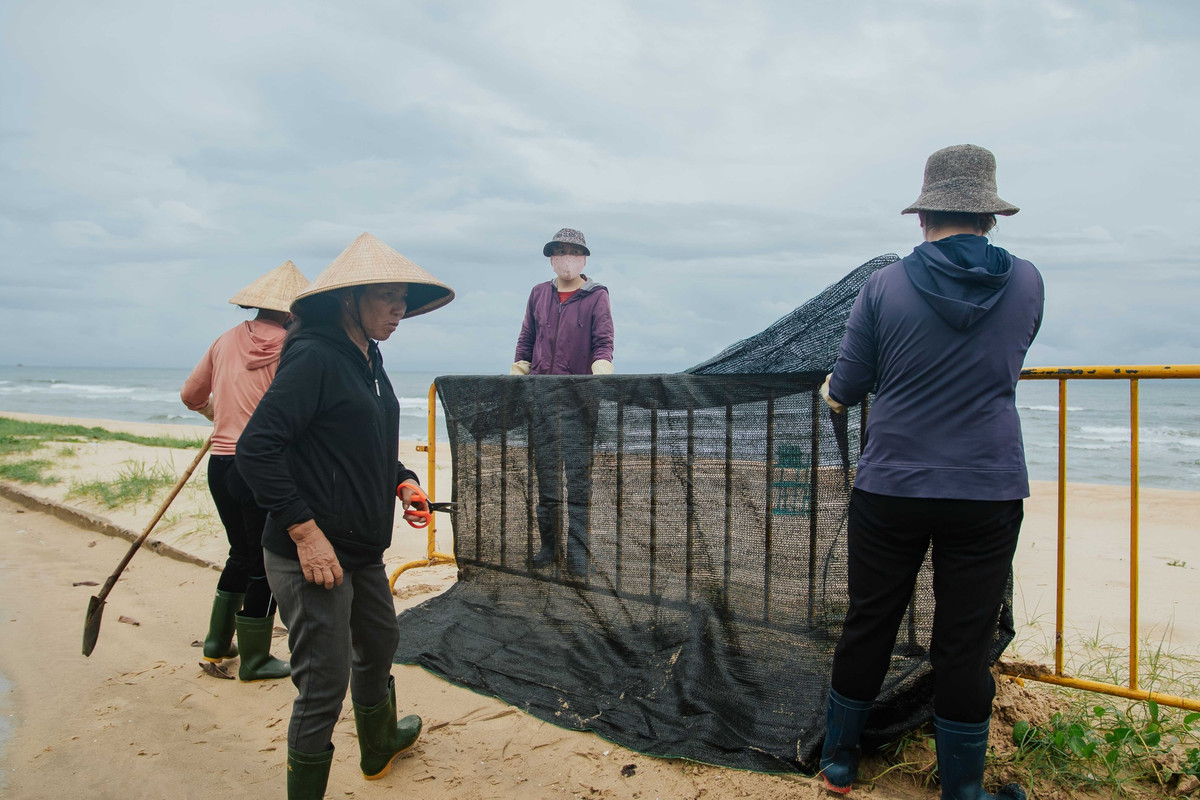 Người dân Quảng Bình còn có sáng kiến dựng rào, kéo bạt chống cát lấp lên khu vực vỉa hè.
