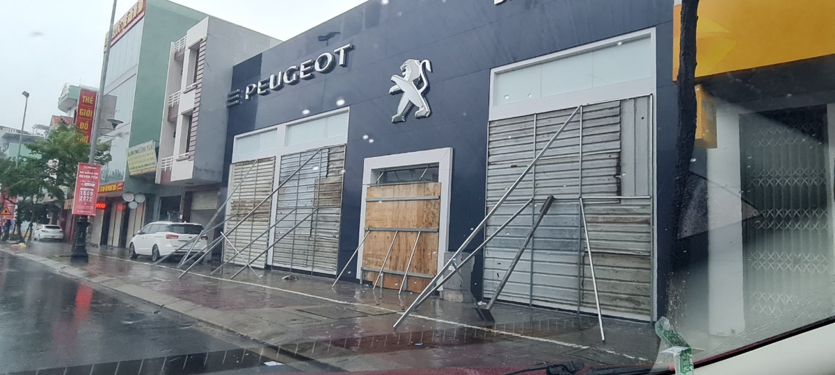 Nhiều người chằng chống cửa từ bên ngoài.