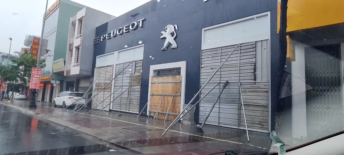 Nhiều người chằng chống cửa từ bên ngoài.