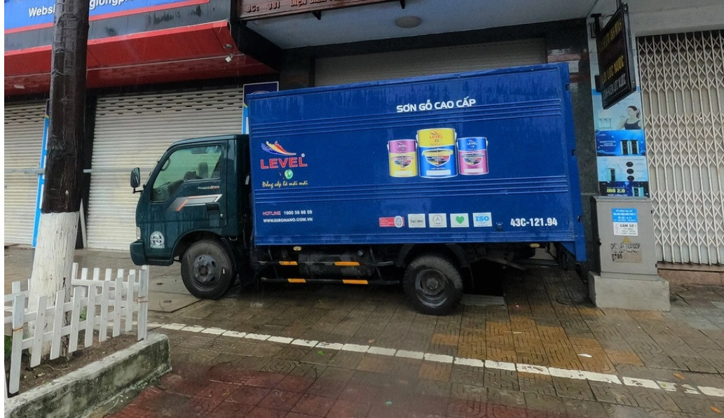 Hoặc dùng xe tải chắn ngang trước cửa .