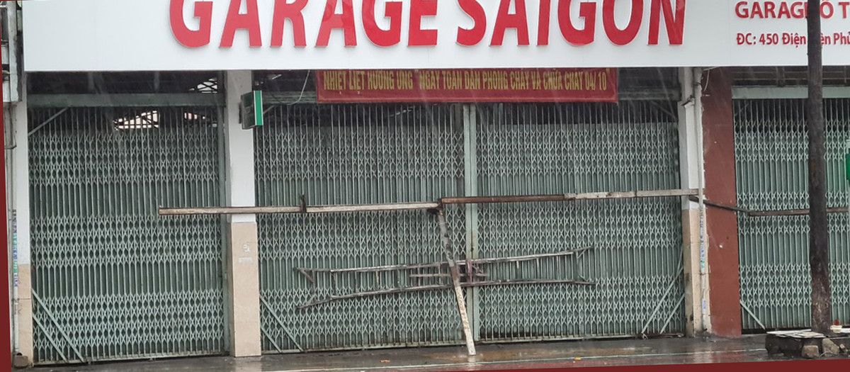 Cửa chính được chằng chống khi bão số 4 sắp đổ bộ.