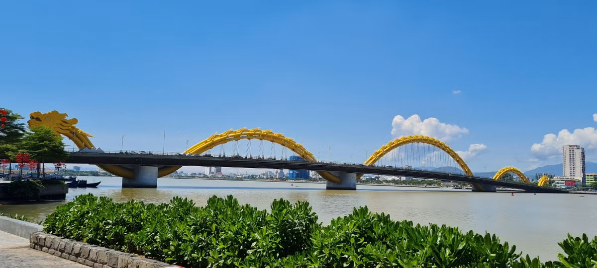 Hình dáng cầu Rồng được mô phỏng theo hình tượng con rồng thời Lý, gửi gắm ước vọng vươn lên mạnh mẽ của thành phố trẻ, với tâm thế vươn ra Biển Đông.