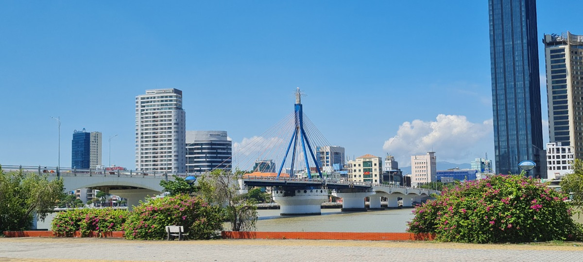 Cầu sông Hàn - niềm tự hào của người dân Đà Nẵng, là cây cầu duy nhất ở Việt Nam có thể quay được nhịp giữa với góc 90 độ.