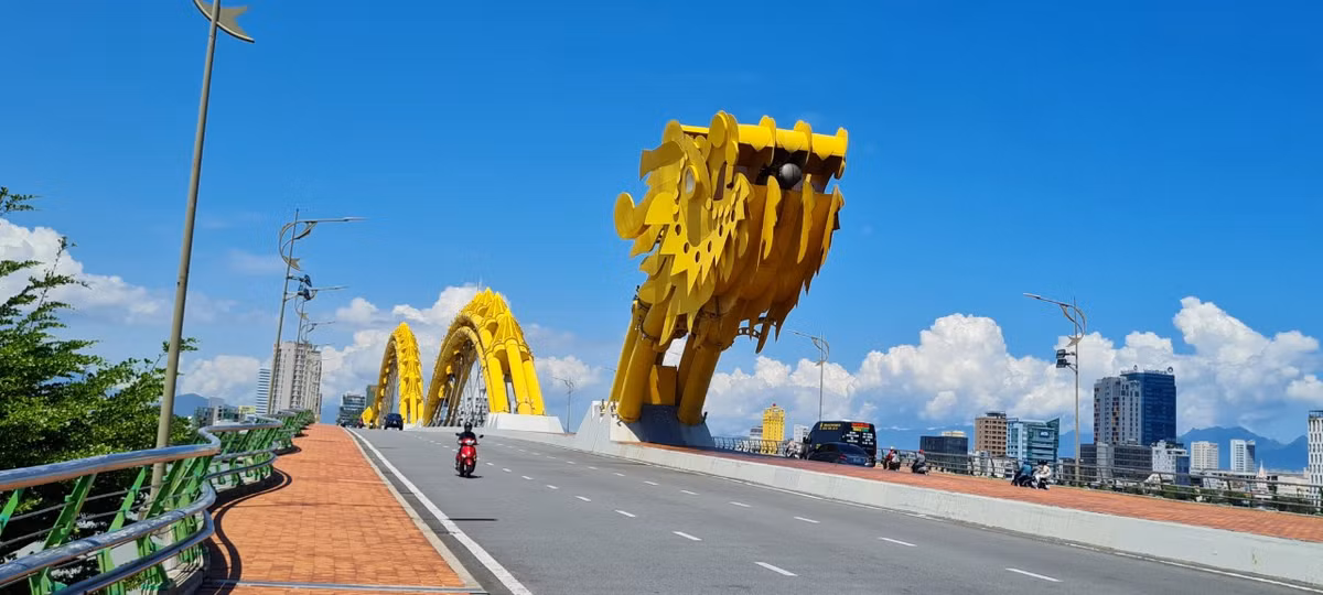 Thiết kế của cầu Rồng đã nhận được nhiều giải thưởng lớn tại các lễ trao giải, được Hiệp hội Cầu đường thế giới ghi nhận là “Cây cầu thiết kế mới lạ và độc đáo nhất Việt Nam”.