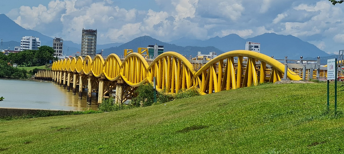 Trong khi đó, cầu Nguyễn Văn Trỗi - "chứng nhân" lịch sử, được ví như “nàng Lọ Lem” của Đà Nẵng, được thành phố giữ lại nguyên dạng như một kỷ vật của sông Hàn.