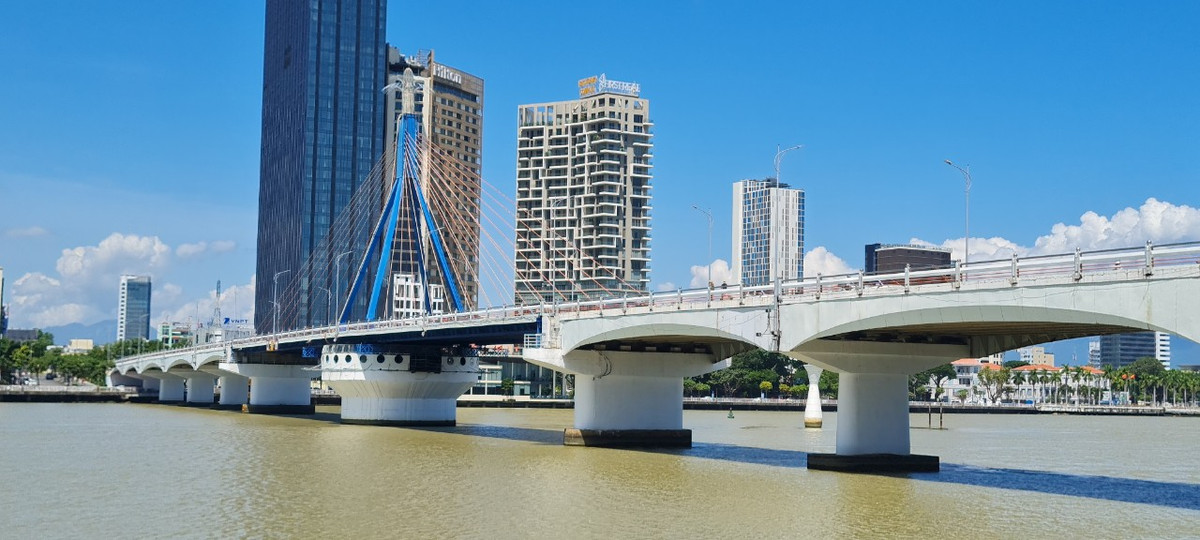 Phần giữa cầu có thể tách làm đôi và quay 90 độ quanh trục nằm dọc theo dòng chảy của dòng sông để mở ra một con đường mới cho tàu lớn đi qua.