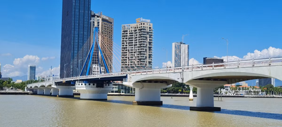 Phần giữa cầu có thể tách làm đôi và quay 90 độ quanh trục nằm dọc theo dòng chảy của dòng sông để mở ra một con đường mới cho tàu lớn đi qua.