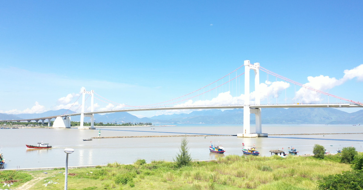 Cây cầu nằm ở vị trí đặc biệt, nơi con sông Hàn đổ ra biển tại cửa vịnh Đà Nẵng, nối liền hai tuyến đường ven biển Nguyễn Tất Thành và Hoàng Sa – Trường Sa, tạo thành hệ thống tuyến giao thông liên hoàn ven biển từ hầm Hải Vân đến bán đảo Sơn Trà, qua cầu Mân Quang và nối liền với tuyến du lịch Sơn Trà – Hội An.