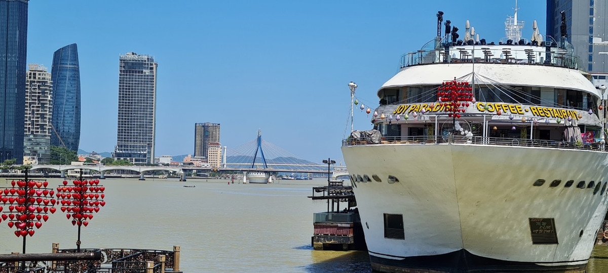 Cầu tình yêu nằm ở phía đông cầu sông Hàn, được lấy cảm hứng từ những cây cầu tình yêu nổi tiếng trên thế giới.