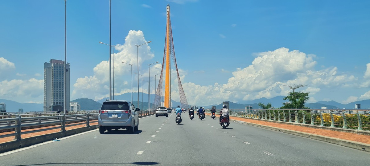 Với trụ dây văng nghiêng tạo dáng cầu đẹp và lạ mắt, trụ tháp đơn nghiêng cao 145 mét và dây văng đa mặt phẳng, phần dây phía Tây bố trí xoắn không gian như cánh buồm căng gió.