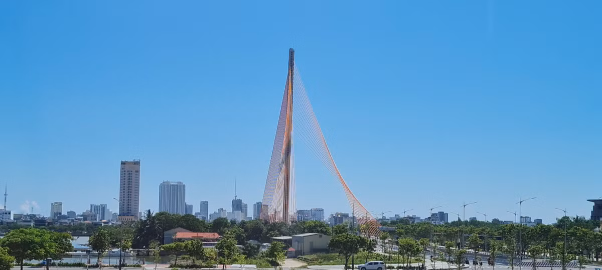 Nhìn từ xa, cầu Trần Thị Lý như một cánh buồm căng gió đang vươn ra biển lớn, mang nét độc đáo, hiện đại, biểu tượng cho khát vọng vươn lên của thành phố Đà Nẵng.