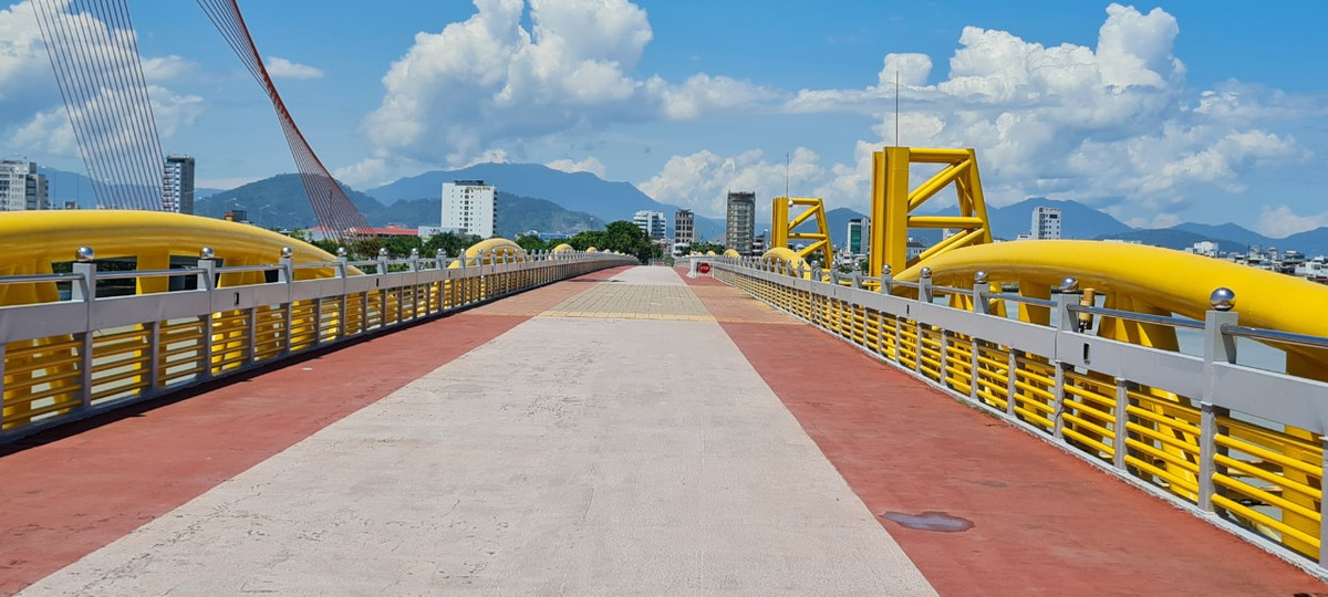 Cầu Nguyễn Văn Trỗi được nâng cấp trở thành cầu đi bộ và được giới trẻ lựa chọn là điểm ngắm thành phố và check in mới nổi của Đà Nẵng.