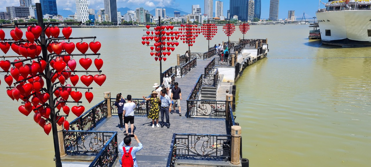 Tuy không phải là cây cầu bắc qua sông Hàn nhưng “cầu tình yêu” là điểm hẹn hò mới của giới trẻ và khách du lịch bởi vẻ đẹp lãng mạn.