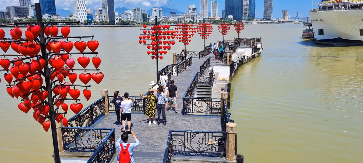 Tuy không phải là cây cầu bắc qua sông Hàn nhưng “cầu tình yêu” là điểm hẹn hò mới của giới trẻ và khách du lịch bởi vẻ đẹp lãng mạn.