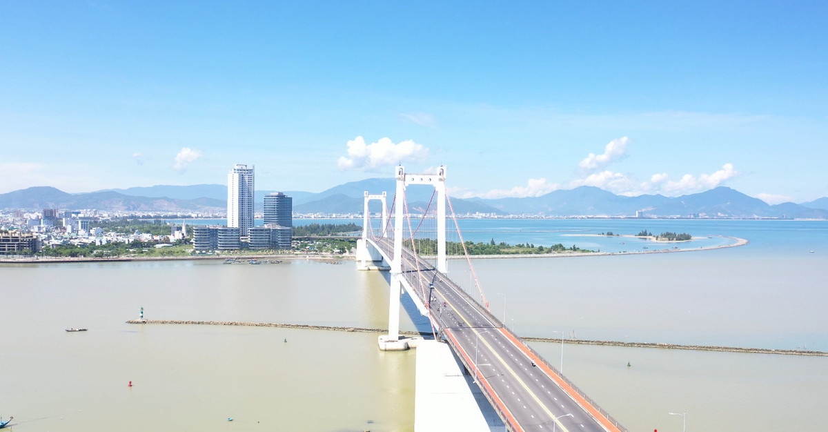 Cầu treo dây võng hiện đại và dài nhất Việt Nam sừng sững nơi đầu biển cuối sông, quyến rũ bởi vẻ đẹp sang trọng, tinh tế và nổi bật giữa vùng sông nước bao la. &gt;&gt;&gt; Mời độc giả xem thêm video Cầu Vàng tại Đà Nẵng được chọn là kỳ quan mới của thế giới: