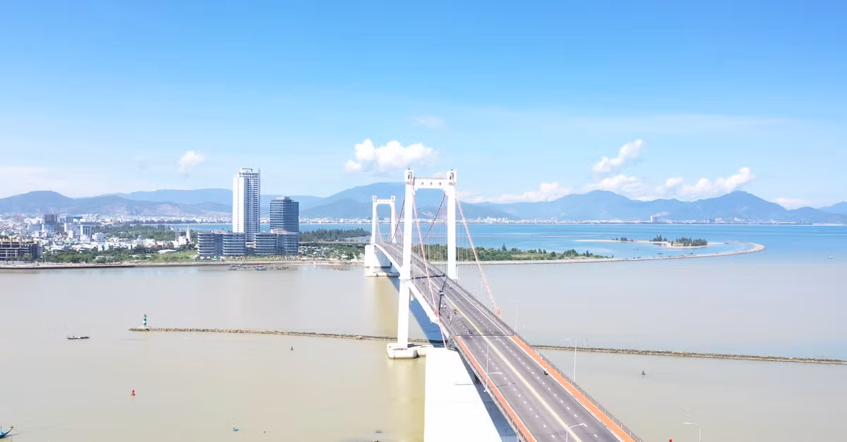 Cầu treo dây võng hiện đại và dài nhất Việt Nam sừng sững nơi đầu biển cuối sông, quyến rũ bởi vẻ đẹp sang trọng, tinh tế và nổi bật giữa vùng sông nước bao la. >>> Mời độc giả xem thêm video Cầu Vàng tại Đà Nẵng được chọn là kỳ quan mới của thế giới: