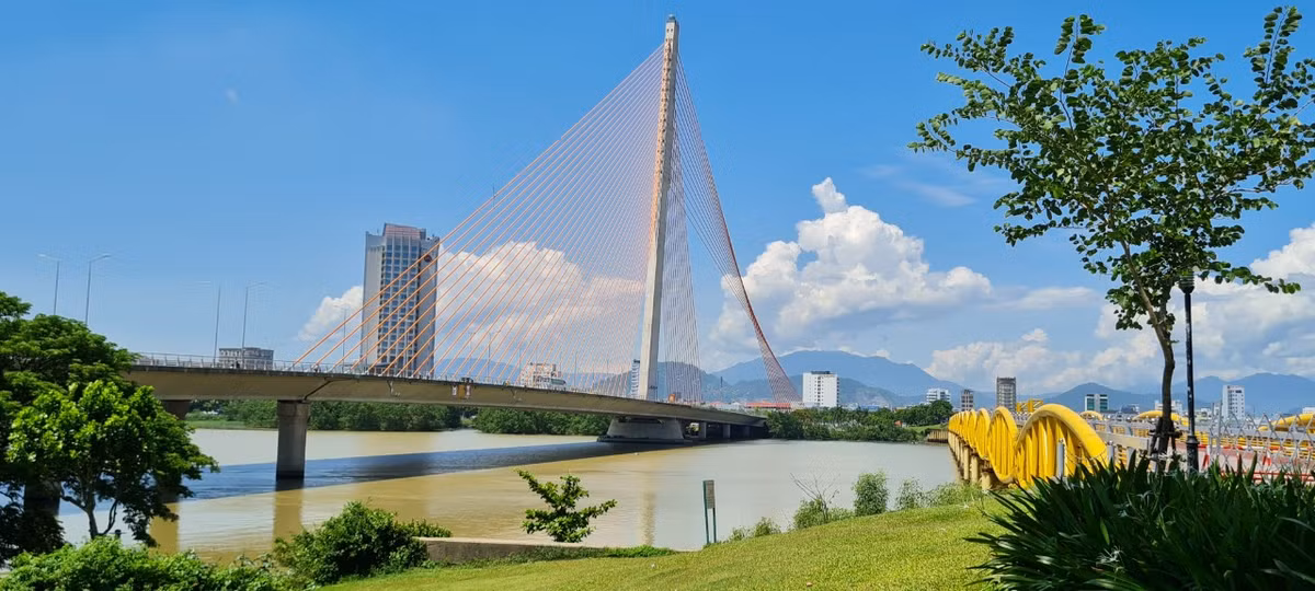 Cầu Trần Thị Lý vốn là cầu đường sắt thời Pháp thuộc, được xây mới và khánh thành năm 2013, nằm cách cầu Nguyễn Văn Trỗi khoảng 20m.