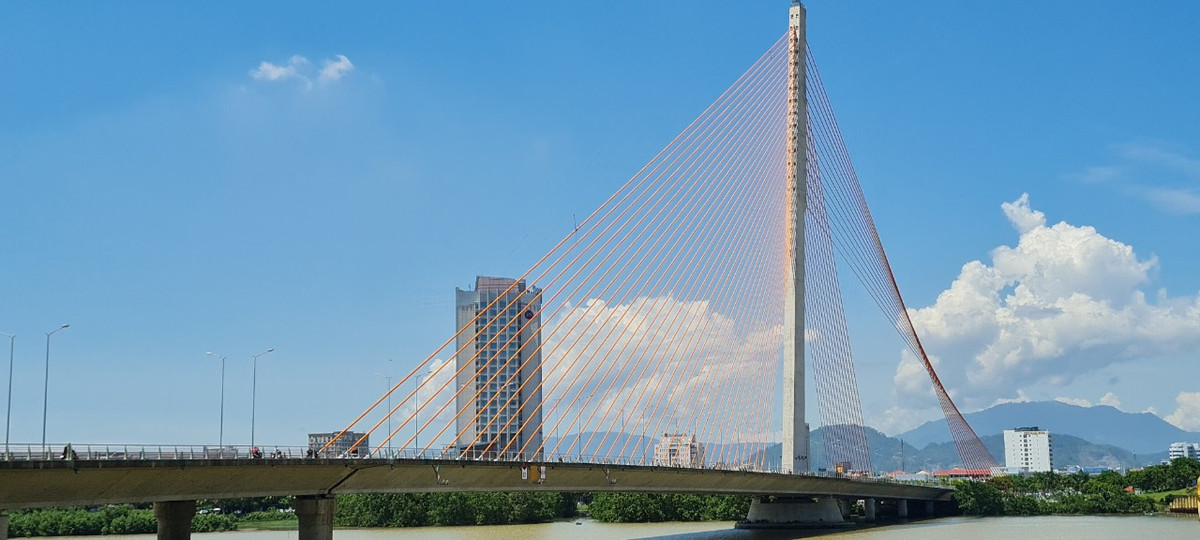 Cầu Trần Thị Lý được xem là cây cầu dây văng trụ nghiêng độc đáo nhất Việt Nam hiện nay.