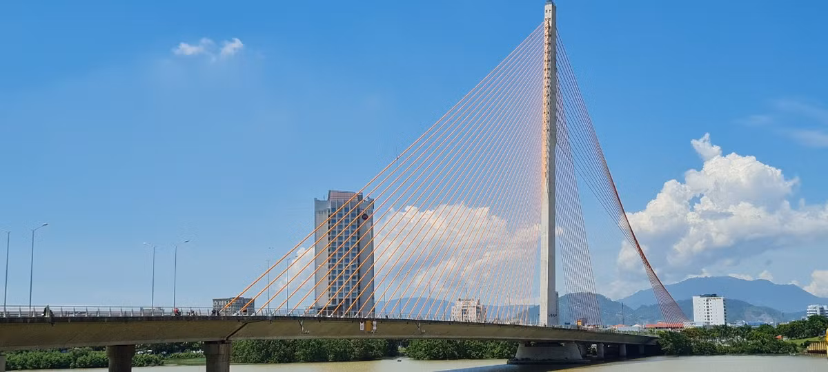 Cầu Trần Thị Lý được xem là cây cầu dây văng trụ nghiêng độc đáo nhất Việt Nam hiện nay.