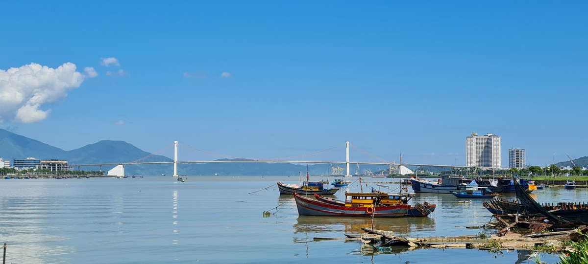 Và điểm nhấn cuối cùng trên dòng sông Hàn nên thơ là cầu Thuận Phước – cầu treo dây võng hiện đại và dài nhất Việt Nam.