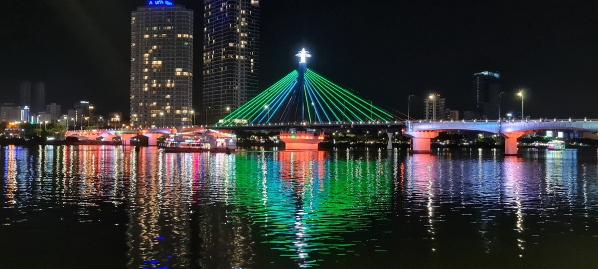 Buổi tối khi dạo bước bên bờ sông Hàn, du khách sẽ được chiêm ngưỡng vẻ đẹp lung linh, huyền ảo của cây cầu nổi tiếng này.