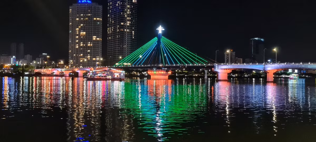 Buổi tối khi dạo bước bên bờ sông Hàn, du khách sẽ được chiêm ngưỡng vẻ đẹp lung linh, huyền ảo của cây cầu nổi tiếng này.