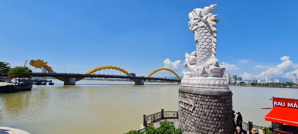 Cầu Rồng nhìn từ mô hình Cá Chép hóa Rồng. Một hình ảnh tạo nên nguồn cảm hứng đặc biệt về một thành phố đang chuyển mình mạnh mẽ, là biểu tượng mới của Đà Nẵng trong thời kỳ hội nhập và phát triển.