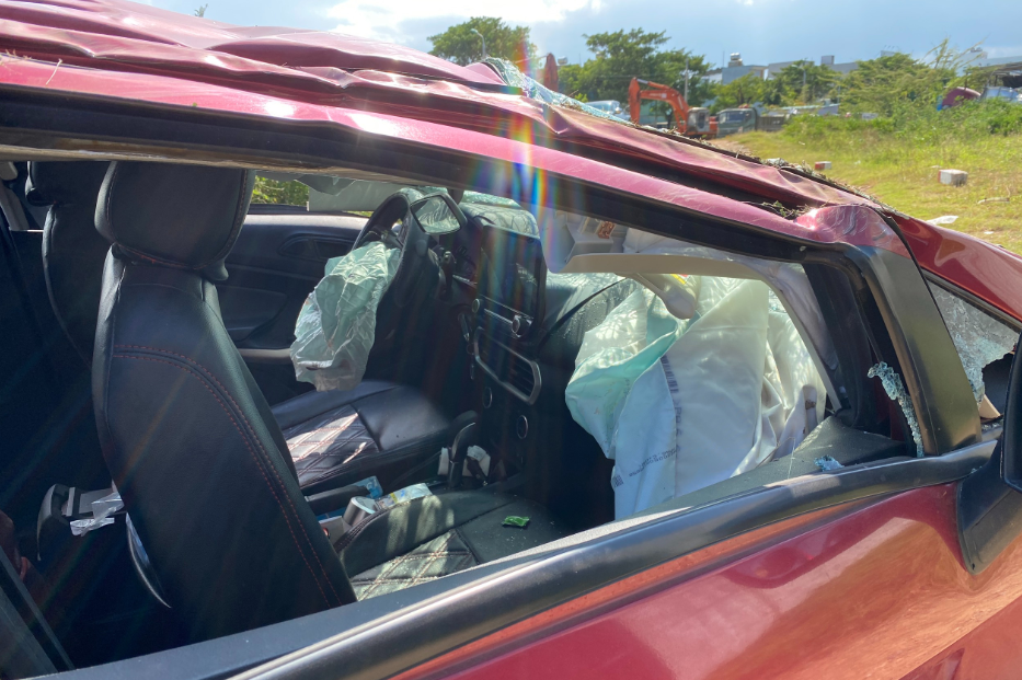 Chiếc ô tô bị biến dạng, túi khí đã bung.