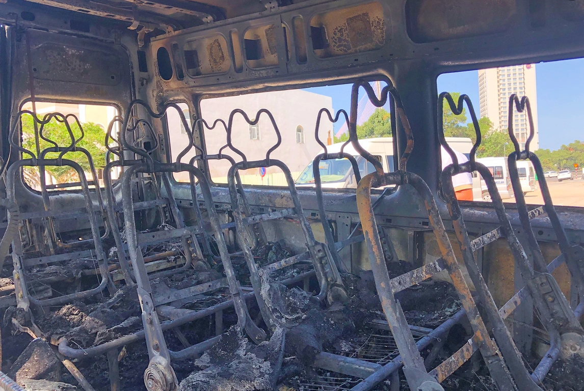 Tuy nhiên, theo các nhân chứng, chỉ trong khoảng 10 phút, vụ cháy đã khiến 2 chiếc ô tô 16 chỗ bị thiêu rụi hoàn toàn.